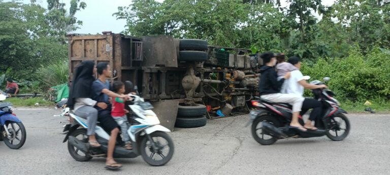 Rem Blong, Truk Pengangkut Sampah Terguling di Jalan Lingkar Galuga