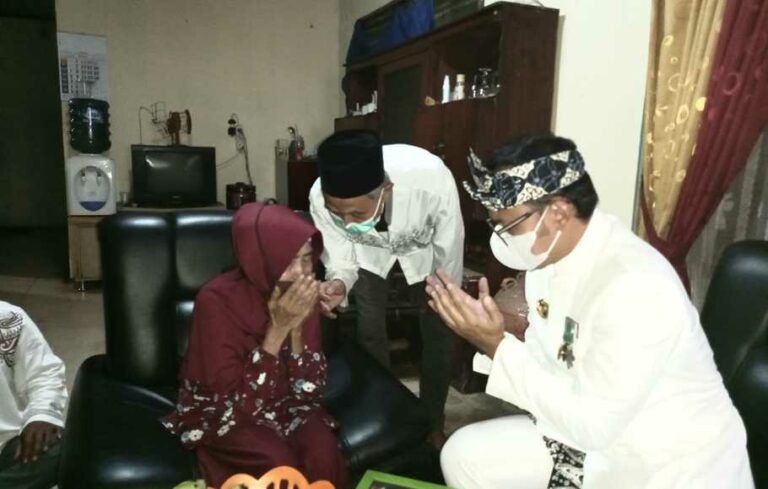 HUT Bogor, Nenek Berusia 111 Tahun Rapalkan “Mantra” Ini ke Bima Arya…