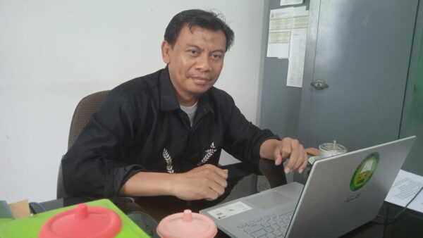 
 Dosen Jurusan Tarbiyah Prodi Manajemen Pendidikan dan Prodi PAI, Dr. M. Hidayat Ginanjar, yang sudah mengajar sejak bulan Maret 2005 di Sekolah Tinggi Agama Islam (STAI) Al Hidayah Bogor. (Istimewa/Bogordaily.net)