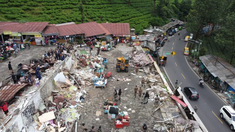 Timbulkan Kemacetan, 61 PKL di Area Masjid Attawun Dibongkar