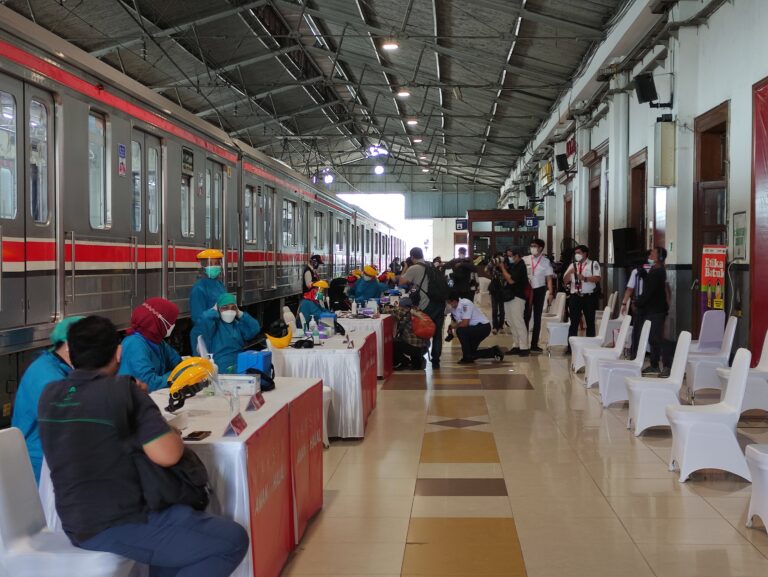 Jokowi Tinjau 1.500 Vaksinasi Massal di Stasiun Bogor 