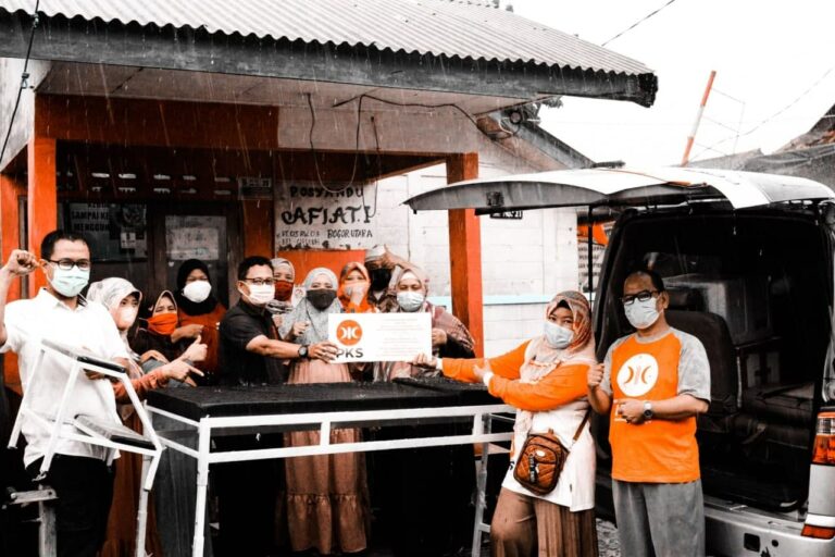 PKS Kota Bogor Berikan Bantuan untuk Posyandu Cibuluh