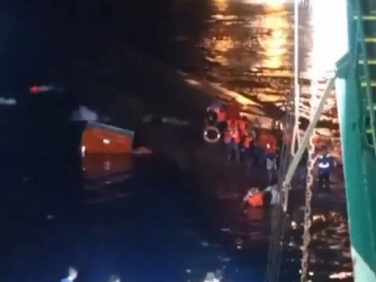 Evakuasi Kapal Ferry KMP Yunicee yang Tenggelam di Pelabuhan Gilimanuk