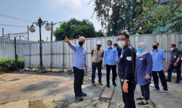 
 Wakil Wali Kota Bogor, Dedie A Rachim saat rapat teknis sekaligus meninjau lokasi pembanguan Alun-alun Kota Bogor dan Stasiun Bogor, Selasa 29 Juni 2021. (Istimewa/Bogordaily.net)