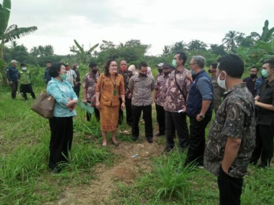 
 Wakil Bupati Bogor Iwan Setiawan saat meninjau lokasi yang bakal dibangun RSUD Parung yang ada di Desa Cogreg Kecamatan Parung Kabupaten Bogor. (Istimewa/Bogordaily.net)