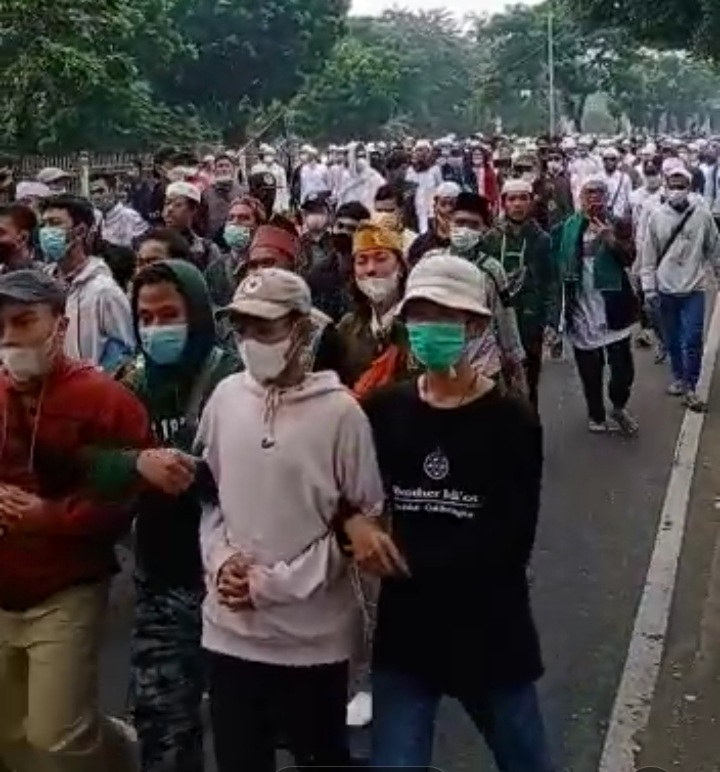 Tak Hanya Dari Jakarta, Ratusan Simpatisan HRS Datang ke PN Jaktim