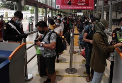 
 Sejumlah calon penumpang KRL terlihat tidak bersedia menerima tawaran tes Antigen acak, terjadi di Stasiun Bekasi, Jakarta Timur, Senin (21 Juni 2021) pagi.(Istimewa/Bogordaily.net)