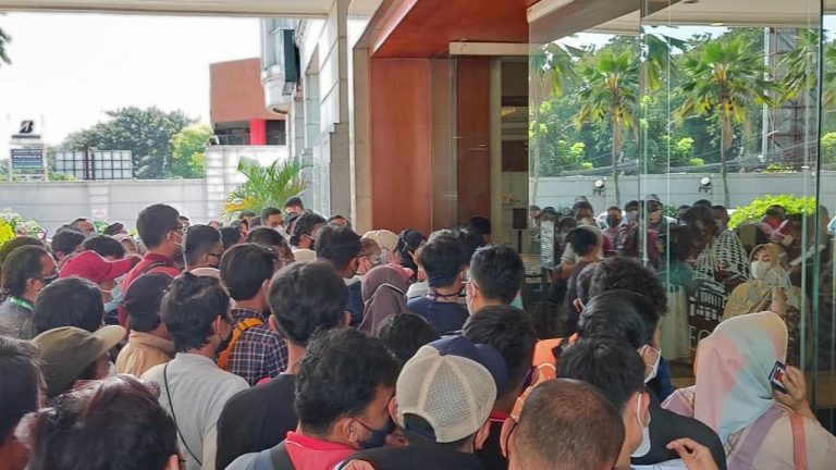 Peserta Vaksin Covid-19 di Kota Bogor Berkerumun, Warga: Kaki Kita Pada Pegel….