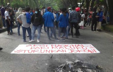 
 Mahasiswa Universitas Pattimura Ambon turun ke jalan, untuk menuntut agar menurunkan Presiden Joko Widodo (Jokowi) dan mencabut ketentuan PPKM Darurat, Senin 19 Juli 2021. (istimewa/Bogordaily.net)