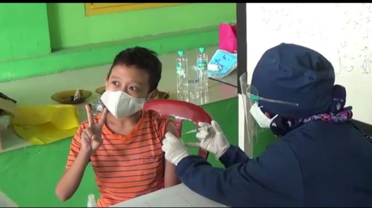 Keren! 400 Anak Usia 12 Tahun Antri Vaksin di Perumahan Pesona Dua
