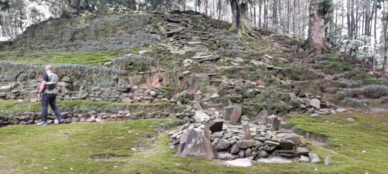 Menikmati Tenang dan Ademnya Kawasan Situs Megalitik Batu Cibalay Tenjolaya
