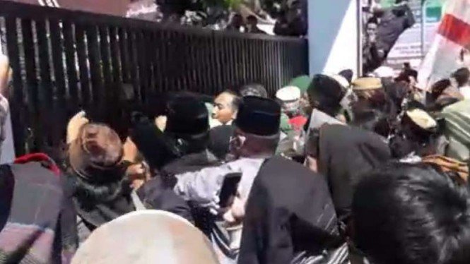 Demo Habib Rizieq Bentrok di Tasikmalaya, 3 Mobil Polisi Hancur