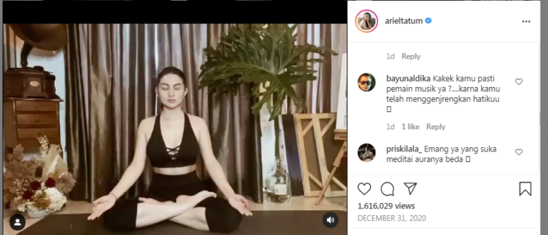 Astaga! Yoga dengan Bra Hitam, Ariel Tatum Buat Netizen Ge pic