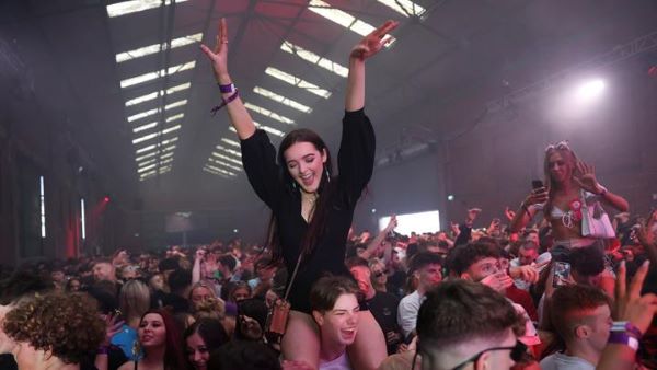 Lockdown Dicabut, Warga Inggris Langsung Pesta di Klub Malam