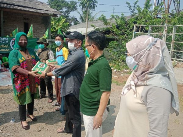 DPC PPP Kabupaten Bogor Bagikan Daging Kurban untuk Warga Isoma