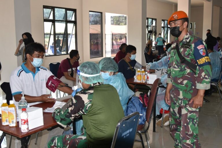 TNI AU Gelar Vaksinasi, Peminat Membludak hingga 11.237 Orang