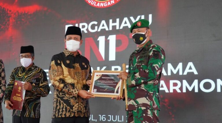 Keren! BNPT Berikan Penghargaan Untuk Brigjen TNI Achmad Fauzi