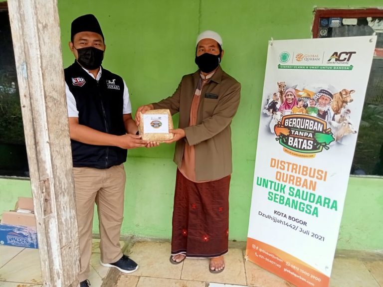 Bersama MUI, ACT Bogor Sebarkan Paket Daging Qurban ke Ponpes