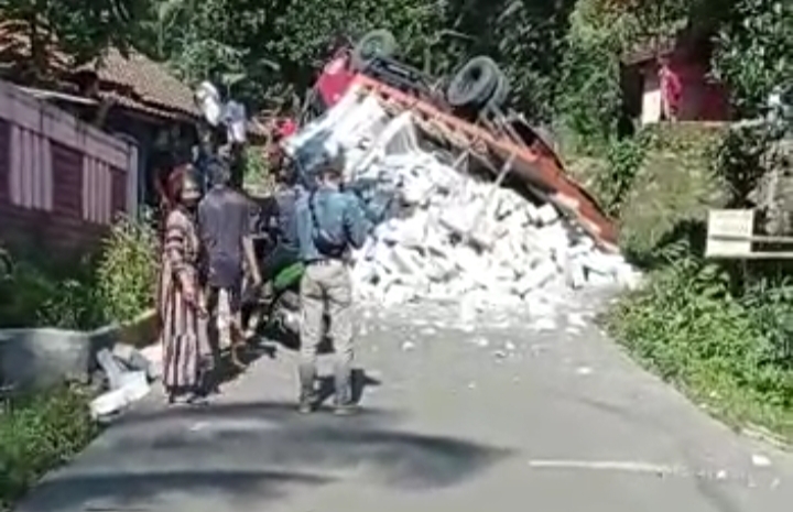 Truk Material Terguling di Tanjakan Maut Jalan Raya Ciliwung