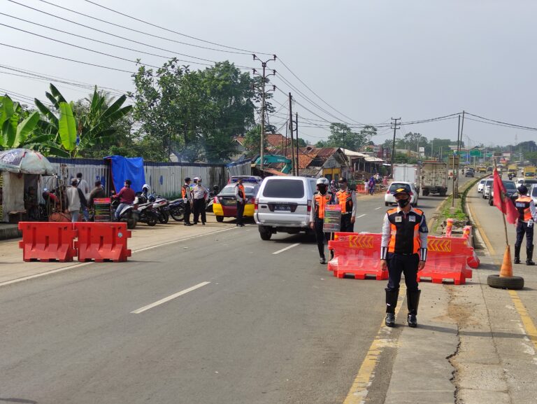 Waduh, Macet Hingga 1 Km Akibat Penyekatan Simpang Salabenda 
