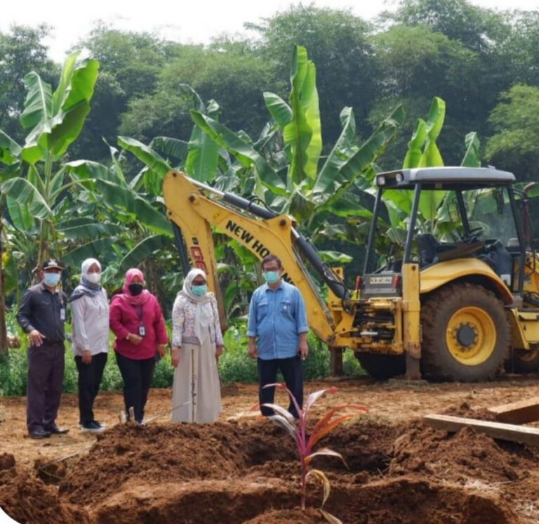 Alat Berat Diterjunkan, PUPR Kota Bogor Gali Lubang Makam Khusus Covid-19