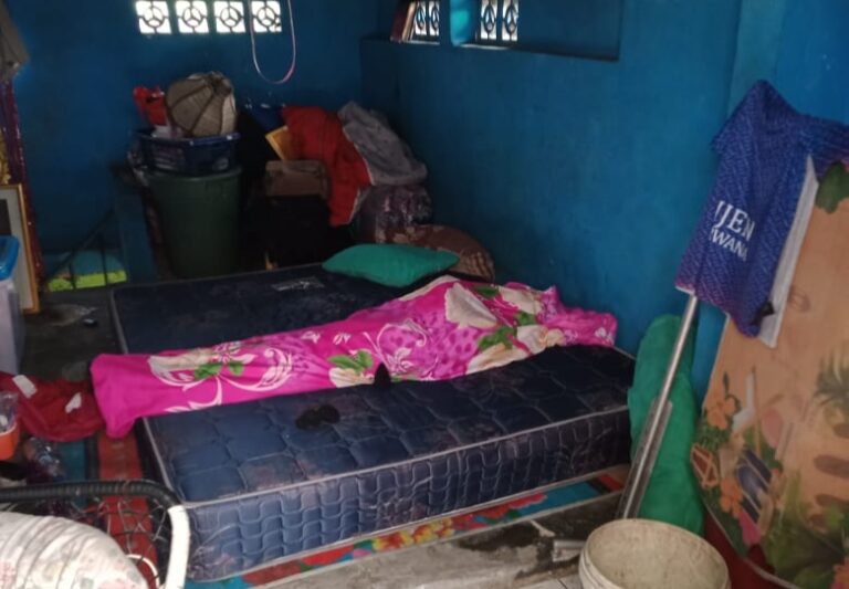 Tak Ada Oksigen, Ibu Tua Meninggal Dalam Kios