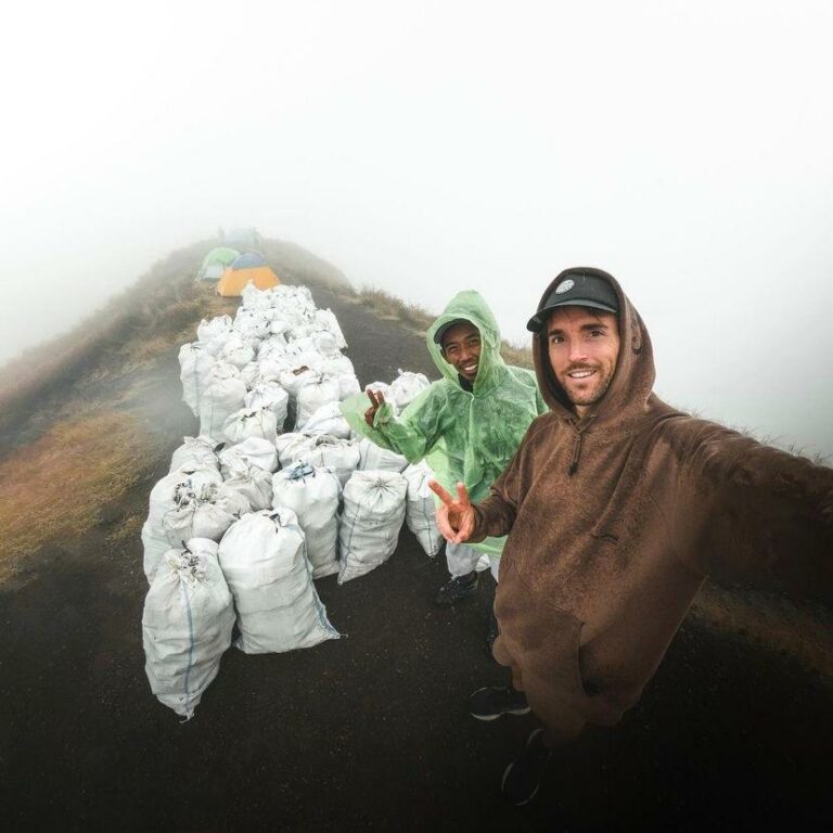 Gokil! 1,603 Ton Sampah Diangkut dari Gunung Rinjani