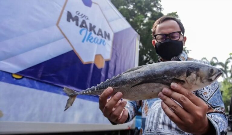 KKP Beri 1 Ton Ikan Beku untuk Warga Isoman dan Masyarakat Terdampak Covid-19
