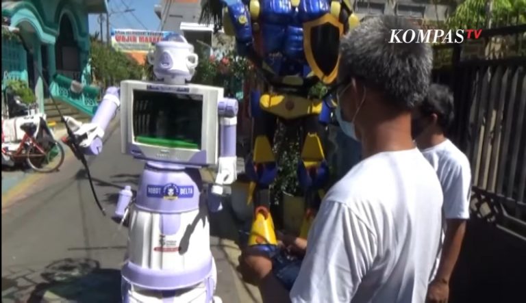 Manfaatkan Barang Bekas, Warga Surabaya Bikin Robot Penyemprot Desinfektan