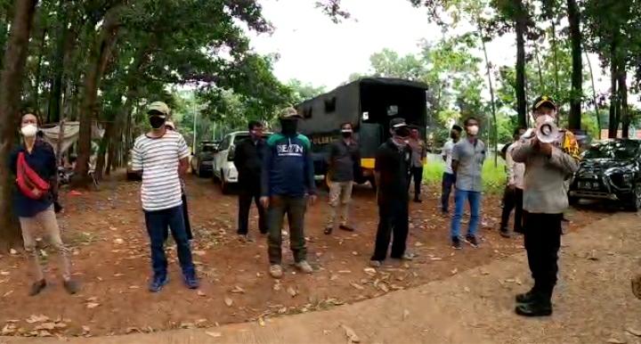Puluhan Pelanggar PPKM Darurat Dihukum di Pemakaman Covid-19 Desa Cipenjo
