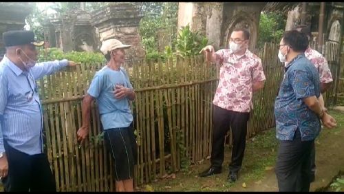 
 Petugas Badan Pengelolaan Keuangan dan Aset Daerah Kabupaten Bogor saat mengunjungi lahan Cagar Bidaya peninggalan Belanda yang ada di Desa Sibanteng Kecamatan Leuwisadeng Kabupaten Bogor