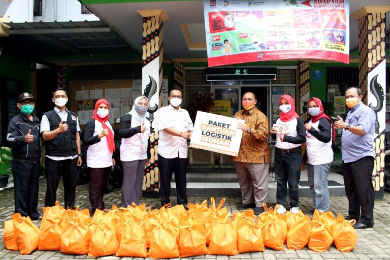 Ketua DPRD Kota Bogor Salurkan Puluhan Paket Logistik untuk Warga Isoman
