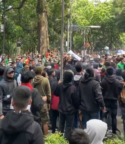 
 Sejumlah warga dan ojol di Kota Bandung saat menggelar aksi penolakan terhadap perpanjangan PPKM darurat.(Istimewa/Bogordaily.net)