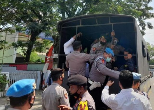 Demo Penolakan PPKM Ricuh, Sejumlah Orang Ditangkap