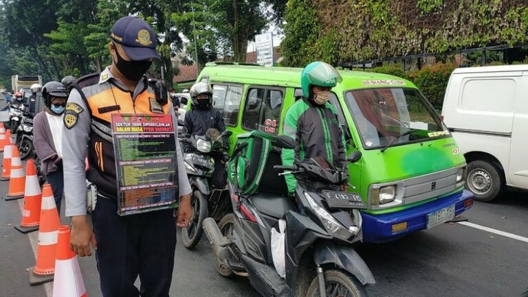 Ada Apa? Pengendara di Bogor Dipaksa Tundukkan Kepala Selama 60 Detik …