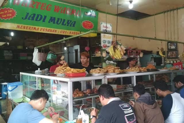 Polisi dan TNI Ogah Jagain Orang Makan di Warteg