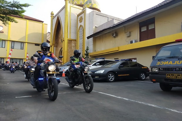 Gerakan “Gedor Pintu” TNI-Polri, Setiap Hari Bagikan 100 Paket Sembako di Bogor
