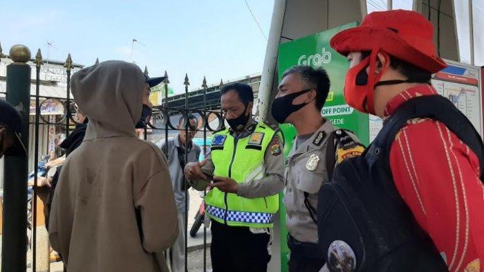 Antisipasi Penumpukan Penumpang KRL, Polsek Gelar Penyekatan di Stasiun Bojonggede