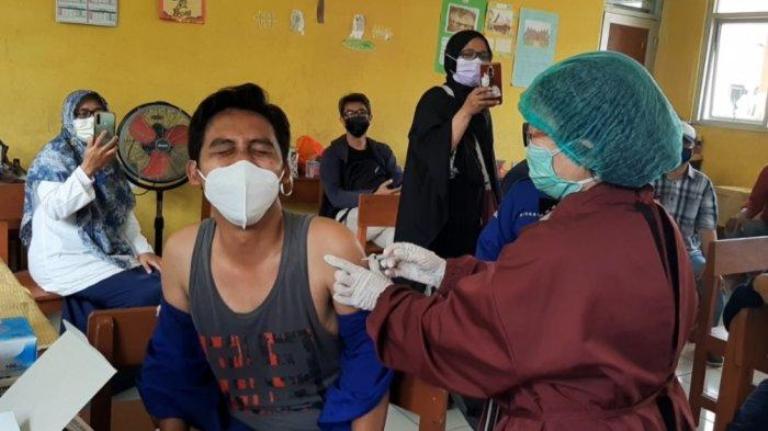 Vaksin Habis, Ribuan Warga Desa Bojong Nangka Gagal Divaksin