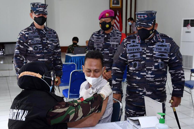 Ribuan Warga Serbu Vaksinasi yang Digelar TNI AL