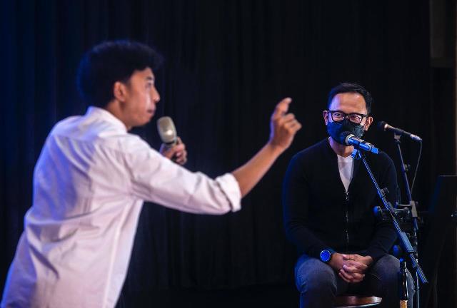 
 Komika stand up comedy Fajar Nugra roasting Wali Kota Bima Arya dalam acara bertajuk Panggung Virtual Jaga Asa, Minggu 1 Agustus 2021. (istimewa/Bogordaily.net)