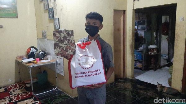 Bahagianya Acil, Bocah 15 yang Dapat Hadiah dari Jokowi