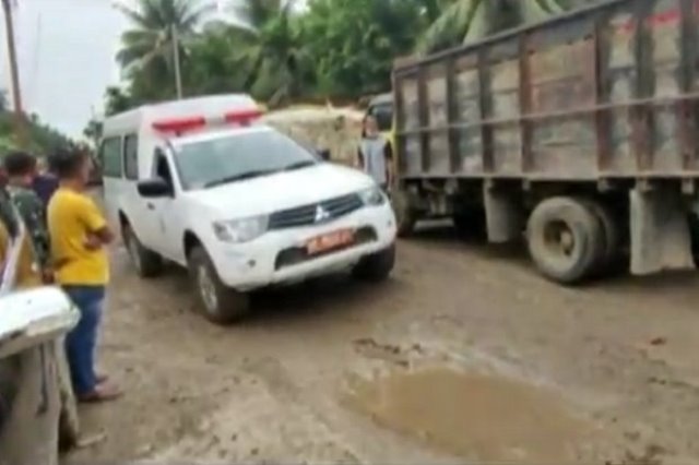 Terjebak Jalan Rusak, Ibu Hamil Meninggal di Ambulans