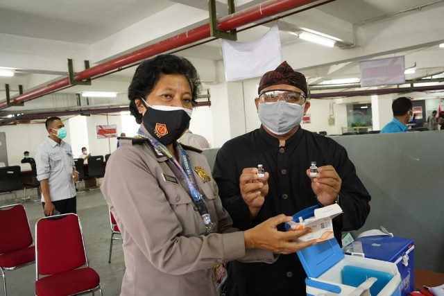 Masyarakat Rela Antre Vaksin di DPRD Kota Bogor