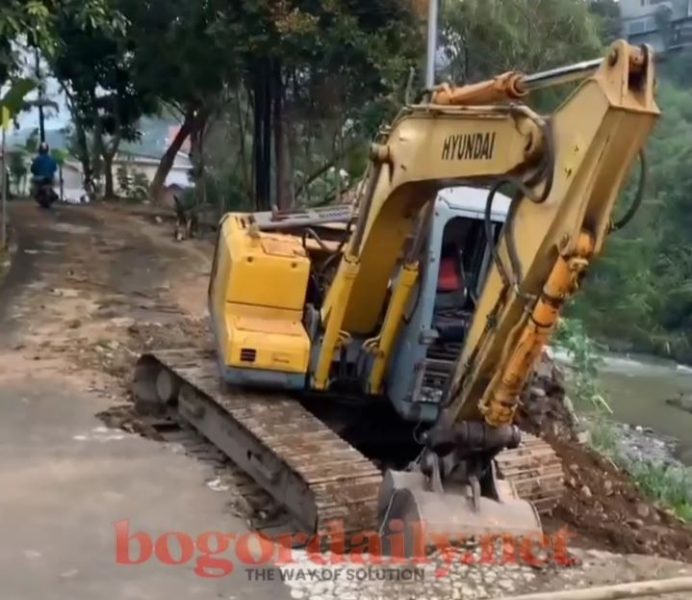 Warga Sempur Kaler Kaget, Tiba-tiba Ada Alat Berat Teronggok di Depan Rumah