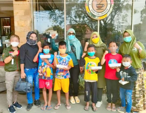 Puspa Sunda DPC Kota Bogor Bagikan 400 Paket Nasi untuk Warga Isoman