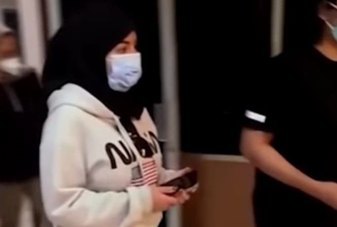 Saat Protes Pake Bikini, Waktu Diperiksa Polisi Dinar Candy Kenakan Jilbab