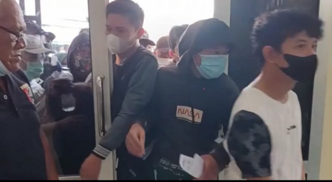 
 Warga Merangsek Masuk ke dalam Kantor Desa Bojong Rangkas Ciampea untuk BST Rp 600 ribu. (Istimewa/Bogordaily.net)