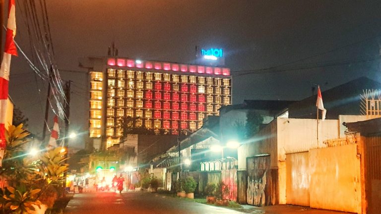 Lampu Merah Putih Berbentuk Hati Hiasi Gedung THE 1O1 Bogor Suryakancana