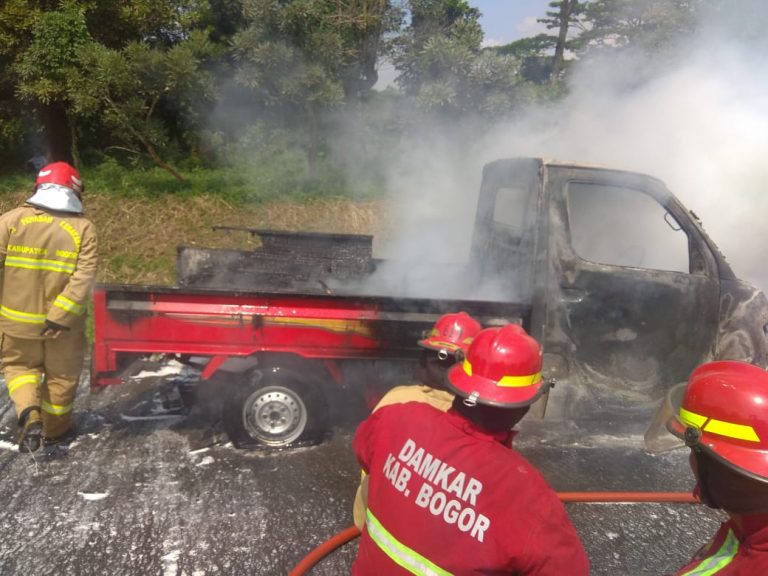 Sebuah Mobil Grandmax Hangus Terbakar di Exit Tol Gunung Putri